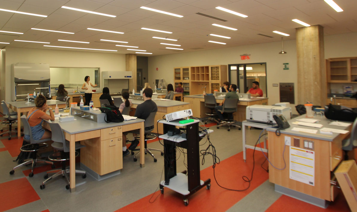 Students meet one of the biotech labs in the new Center for Life Sciences for the first day of the Fall 2018 semester. 