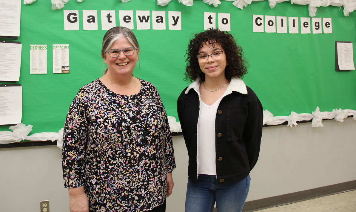 Scholarship winner Mayerlies Diaz and Gateway to College coordinator Vivian Ostrowski