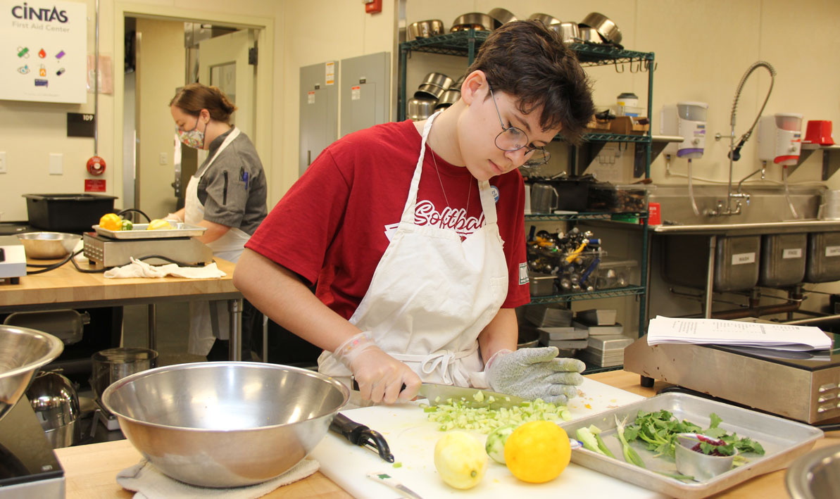 Summer youth baking class at HCC