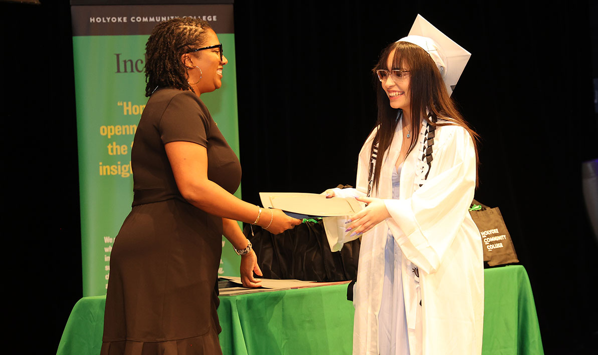 Gateway graduate Marjorie Pagan Robles accepts an award from Shannon Glenn