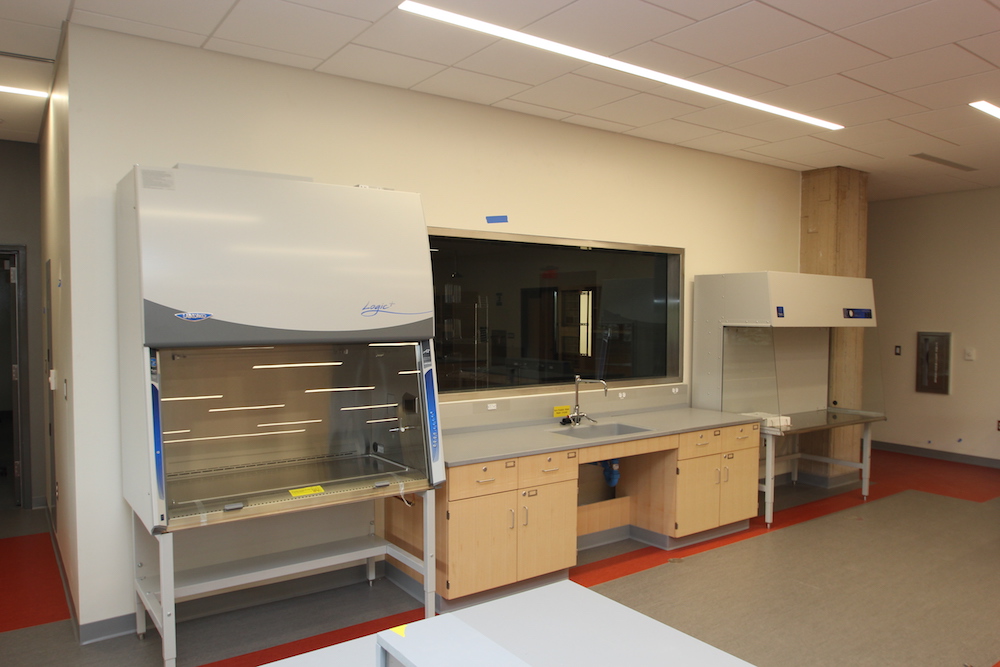 A lab in HCC's new Center for Life Sciences